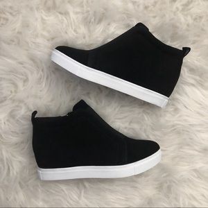 SOLD 🍁 Blondo Sneaker Wedges • Suede Size 6